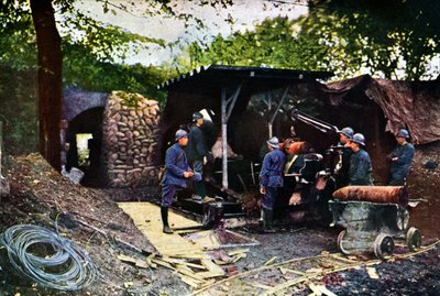 Een Franse batterij van zware kanonnen onder camouflage netten achter een muur, Verdun, september 1916 door Jules Gervais Courtellemont